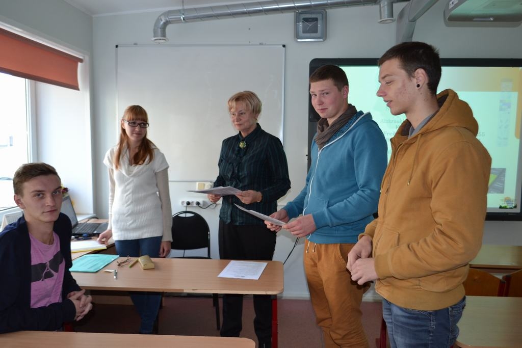 SVARĪGĀKAIS — PRAST KAUT KO. Karjeras konsultantes Gunita Freiberga (no kreisās) un Aldona Britāne jauniešiem teic, ka svarīgi ir apgūt kādu profesiju, kurā jaunietis var justies profesionālis, tad arī darba tirgū klāsies vieglāk.