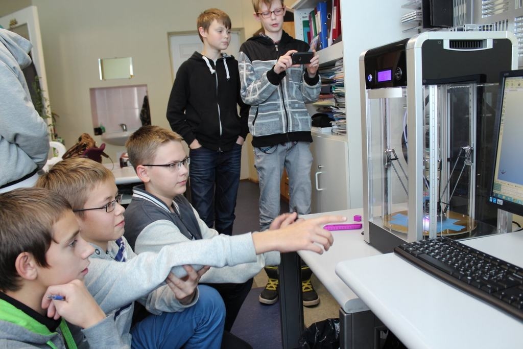 Pirmais eksperiments. Skolēni drukā pašu projektētus modeļus.

Autors: no Aizkraukles novada ģimnāzijas arhīva