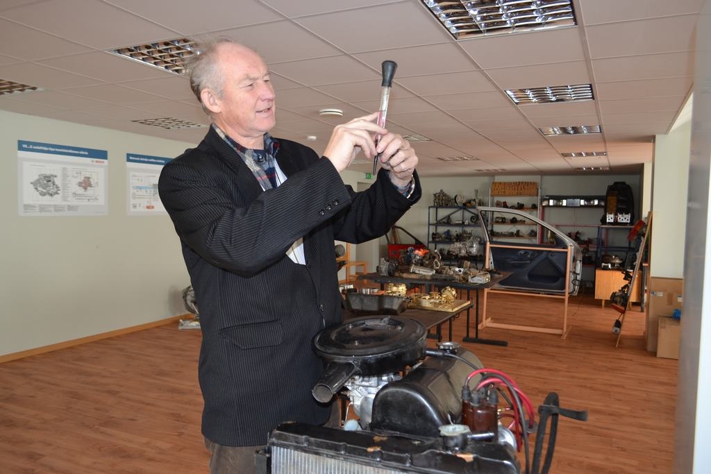 Dzinējam patīk, ja par to rūpējas. Aizkraukles profesionālās vidusskolas skolotājs Edgars Brensons rāda dzesēšanas šķidruma pārbaudi.
Autors: Imants Kaziļuns