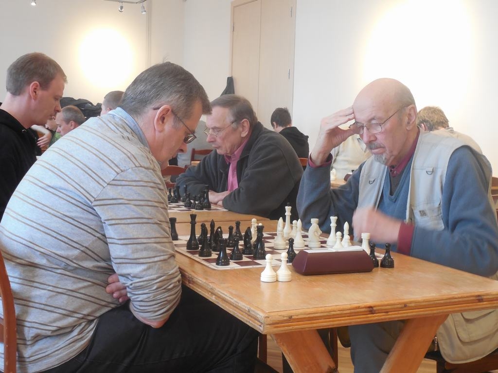 TIEKAS SPĒCĪGĀKIE. Sacīkstes Pļaviņās pulcēja daudz pieredzējušu šahistu.