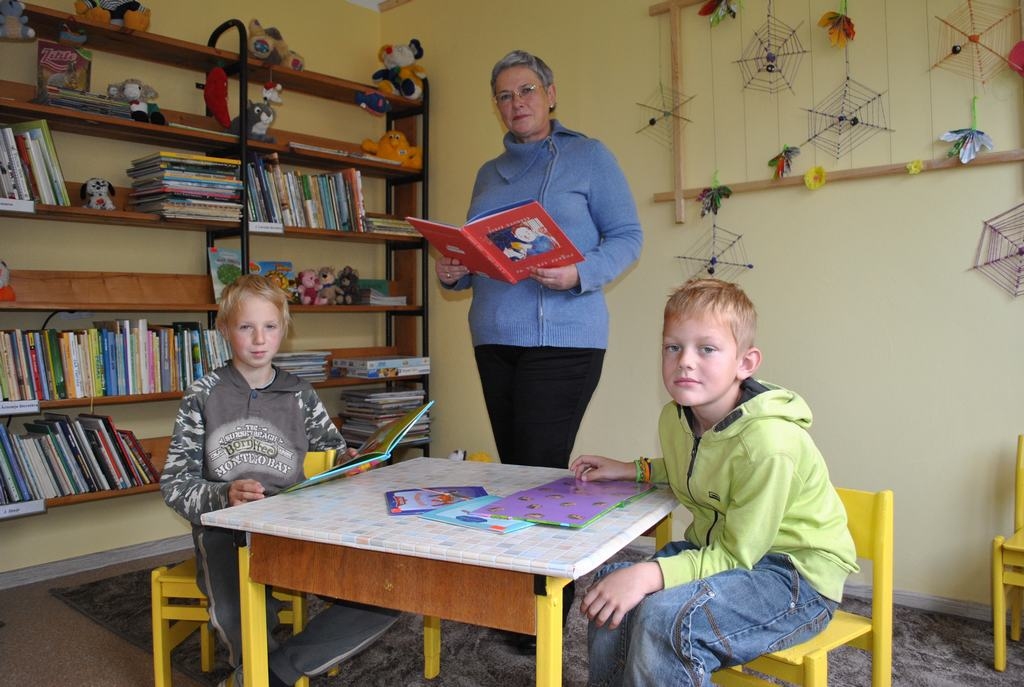 Plašāk. Biruta Kalniņa priecājas par jauno telpu. Niks un Ingus vairāk laika velta datoram, taču šad tad palasa arī grāmatas. 

Autors: Līga Patmalniece