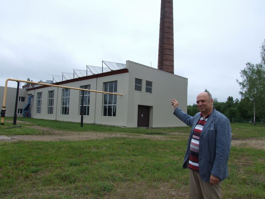 DZĪVO UZ PARĀDA. “Katlumājai vajadzīga gāze, taču parādnieku dēļ mēs esam spiesti ņemt kredītu, lai par gāzi norēķinātos,” saka SIA “Aizkraukles siltums” valdes loceklis Aivars Aldermanis. 

Autors: no “Staburga” arhīva 