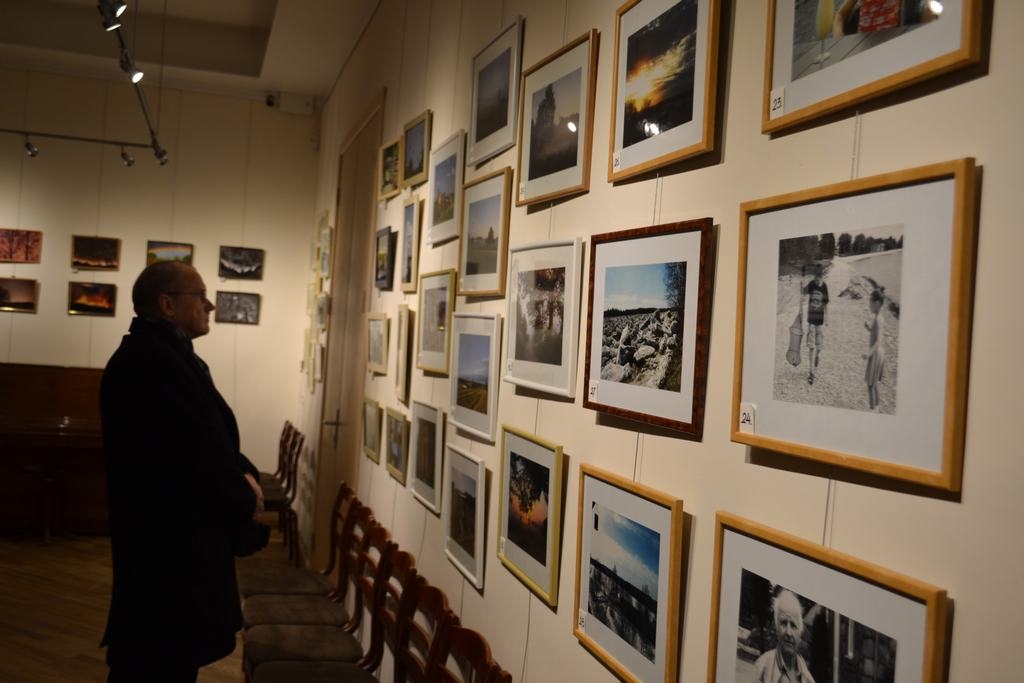 VĒRTĒ SKATĪTĀJI. Izstādes darbos redzami visdažādākie Pļaviņu novada skati.
Autors: Sandra Pumpure