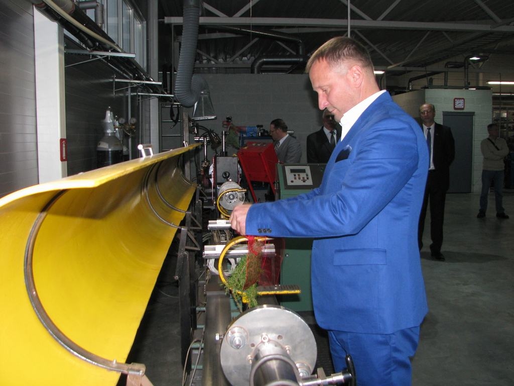 Svētība. Agris Kārkliņš pie katra jaunā darbgalda piesēja kadiķa zariņu, tādā veidā dodot svētību jaunajai darba vietai un cilvēkiem, kas te strādās.