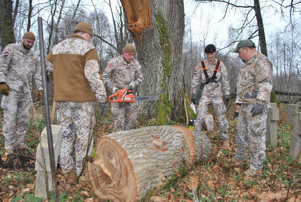 DARĀMĀ PIETIEK. Lai arī zemessargi talkas kapsētā rīko regulāri, apkārtne arvien paspēj aizaugt un krusti ieaug garā ālē.                                                              

Autors: Līga Patmalniece 