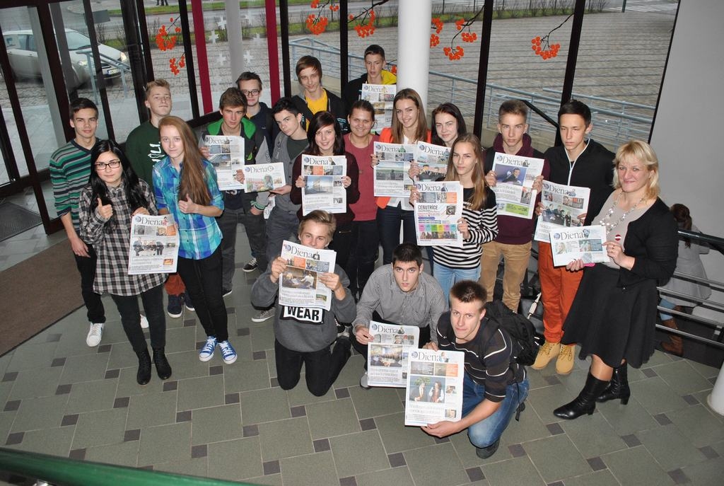 Prieks par uzvaru ir Aizkraukles novada ģimnāzijas 9.b klasei un audzinātājai Gunitai Elksnei. 
Autors: Līga Patmalniece