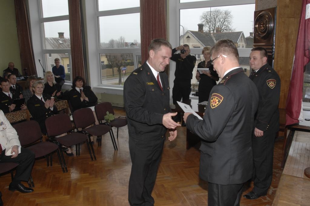 Pateicas par godprātīgu dienestu. Kaprāli Mareku Glodu no VUGD Zemgales reģiona brigādes Aizkraukles daļas apsveic Zemgales reģiona brigādes komandieris Dainis Bērziņš.
