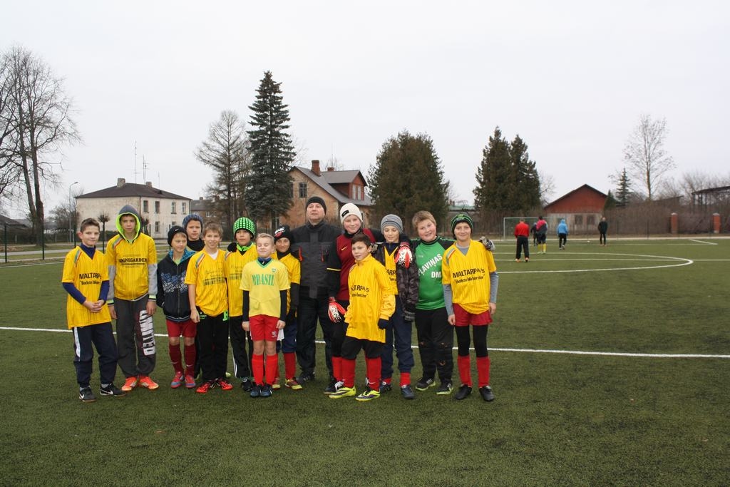 TRENĒJAS UN SACENŠAS. Treneris Imants Siliņš (vidū) ar jaunākās grupas futbolistiem, kuri todien arī piedalījās turnīrā. 
Autors: Sandra Pumpure