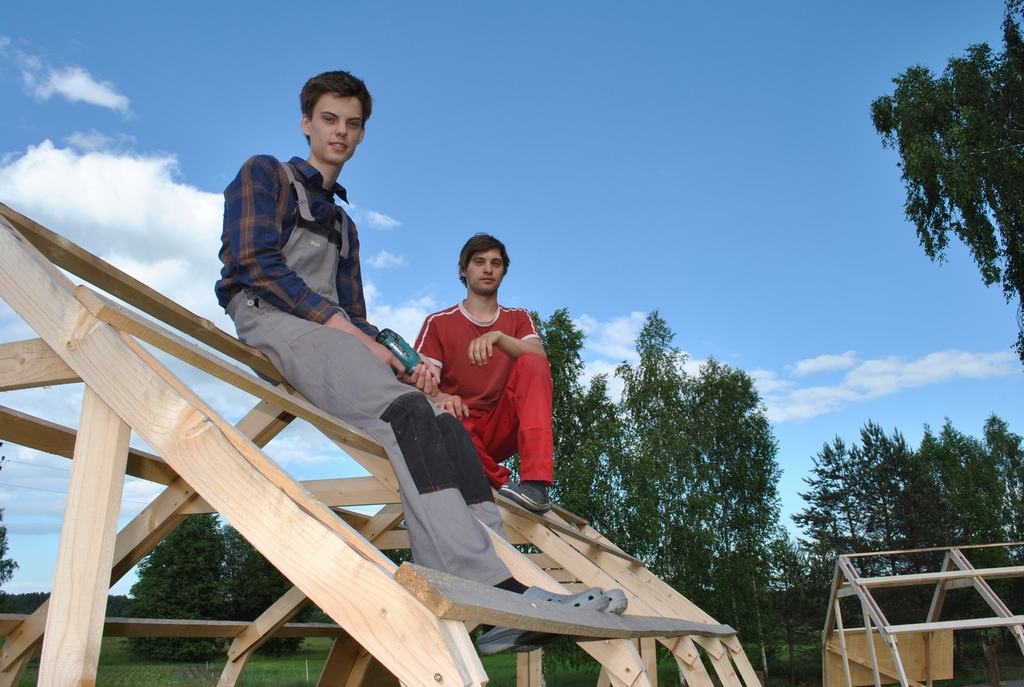 SILTUMNĪCA ARĪ SAVĀ SĒTĀ. Artis Kronītis teic, ka pašu gatavotā siltumnīca tikusi arī mammai Dacei. Attēlā — ar brāli Gati Ediju (no labās).                                                                                                             

Autors: no “Staburaga” arhīva 