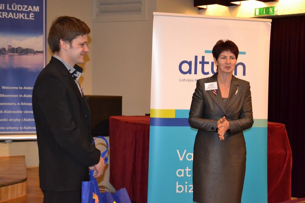 Labs piemērs. Sveicot Edgaru Šalu, Latvijas finanšu attīstības institūcijas “Altum” Jēkabpils filiāles vadītāja Mārīte Lazdiņa sacīja: “Edgara paveiktais tiešām ir lielisks veiksmes stāsts, kas var kalpot kā labs piemērs un iedrošinājums citiem. Viņš strādā, papildus izglītojas, pilnveido sevi, redz sava uzņēmuma nākotni. Svarīgi, ka Edgars dara to, kas viņam patīk un padodas, kas ir svarīgi jebkurā biznesā.”
Autors: Guna Skaistkalne