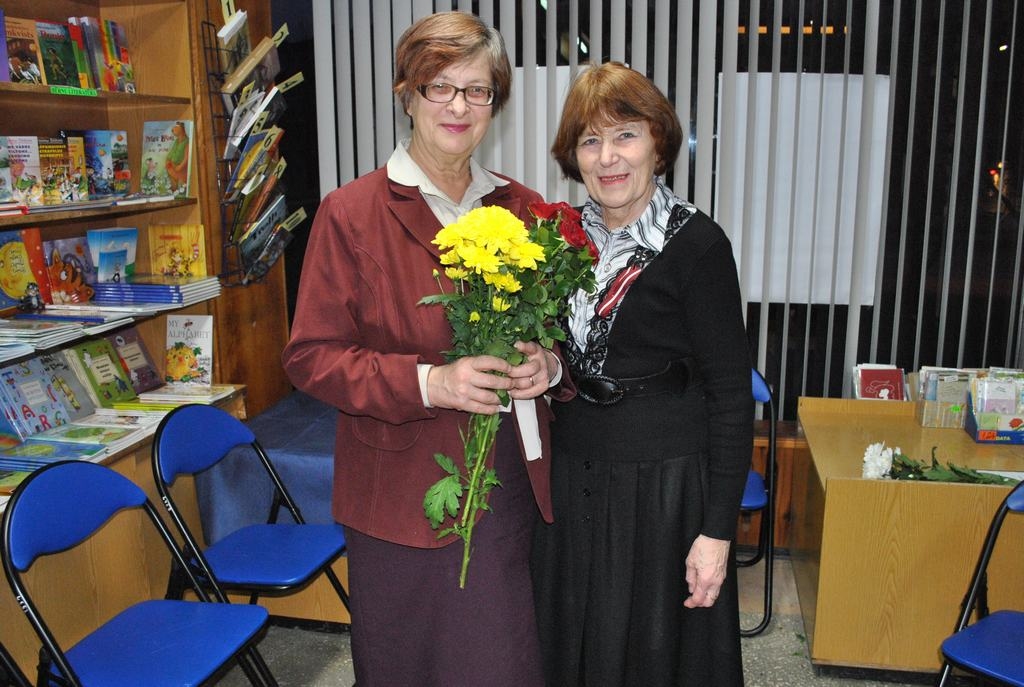 TICĪBA DOD SPĒKU. Biruta Irēna Osīte joprojām pati skolotāju ekskursijām izstrādā maršrutus, meklē interesantas vietas, ko apskatīt, un organizē saistošus pieredzes apmaiņas braucienus. Attēlā — kopā ar Helēnu Deini (no labās).                                                     
Autors: Līga Patmalniece