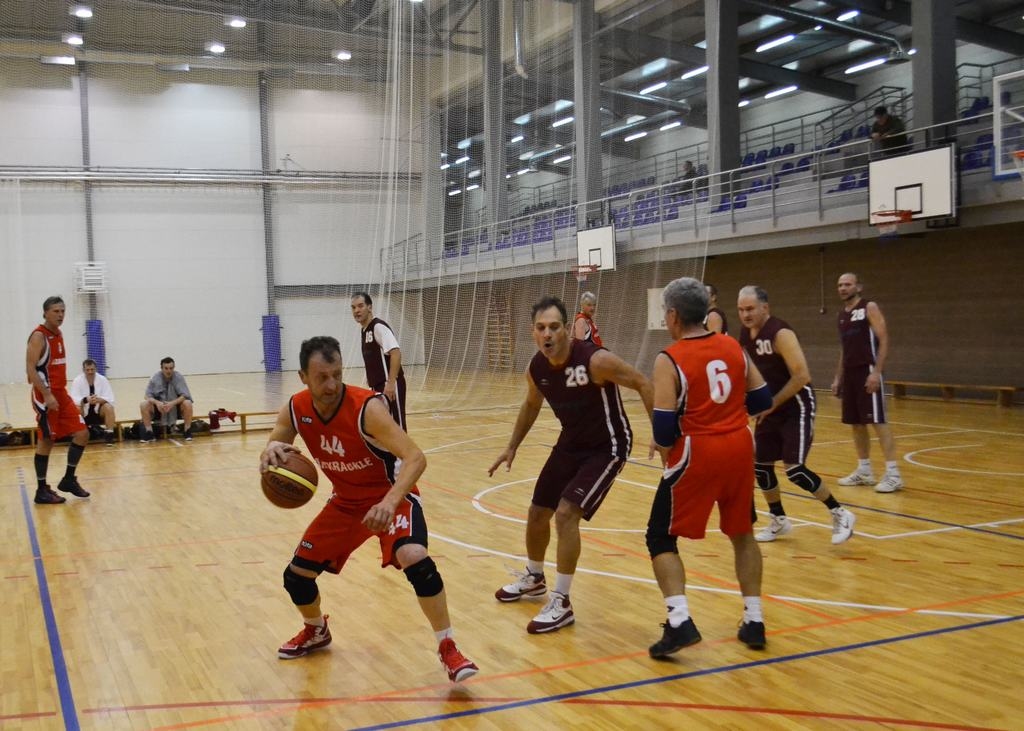 Ceļā uz grozu. Aizkrauklietis Juris Groza (6. numurs) bloķē pretinieku, lai komandas biedrs Gundars Spriņģis (44. numurs) varētu tikt tuvāk pretinieku grozam.