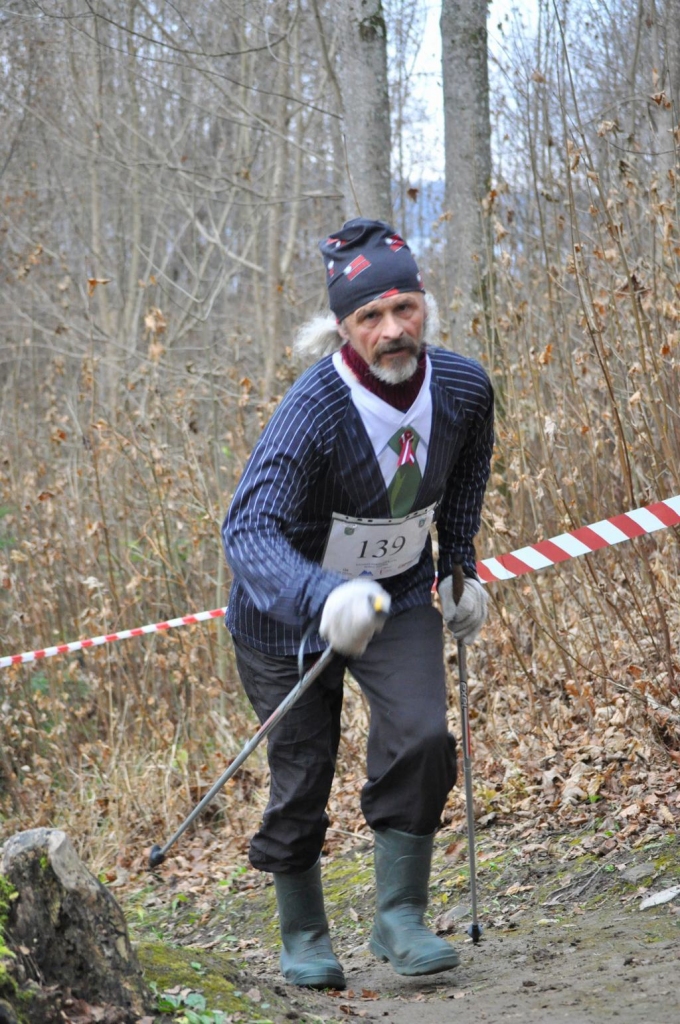 Veselīga aizraušanās. Nūjotājam Andrim Kosmačevskim no Skrīveriem 10 kilometru garās trases pievarēšana Skrīveru dendroloģiskajā parkā prasīja mazliet vairāk kā stundu (1:06:58).            
Autors: Arvis Upīts