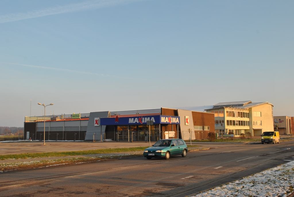 SLĒGTS. Automašīnas brauc garām — veikala “Maxima” ēka ir iežogota, un uzraksts vēsta — jumta seguma un hermētiskuma tehnisko remontu veic SIA “PRO DEV” no Rīgas.    
Autors: Guna Mikasenoka