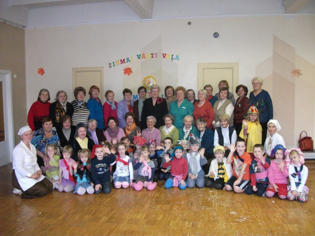 Seniori bērnudārzā 