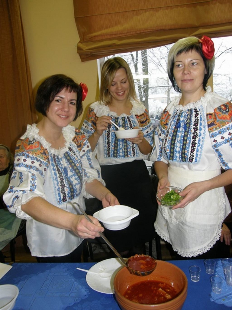 Ukrainas noskaņās Neretas biedrība “Nirica”. Inga Davidene (no kreisās), Lita Trakina un Evita Vīnakalne.

Autors: Agnese Rutka