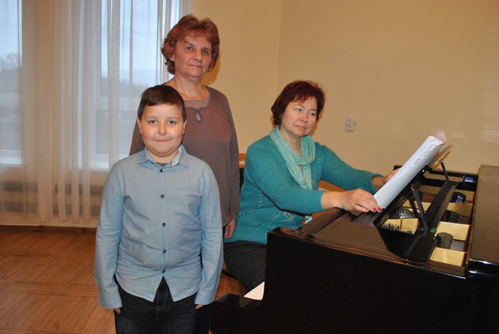 Kopīgs darbs rada labu rezultātu. Par Artūra Kristiāna sasniegumiem prieks gan skolotājai Natālijai Putānei, gan Silvijai Tomaševskai (pie klavierēm).  

Autors: Līga Patmalniece