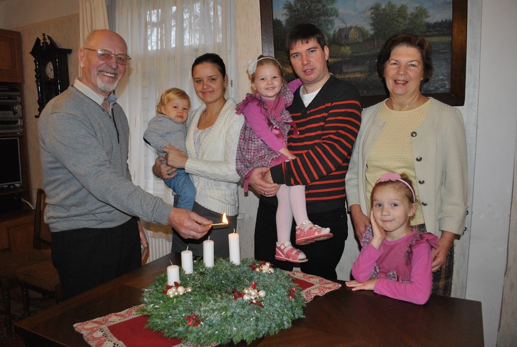 ĢIMENE IR LABĀKAIS, KAS DOTS. Milleru ģimene: vectēvs Ojārs (no kreisās), Lāsma ar Rodrigo, Artis ar Karlīnu, Viktorija un vecmāmiņa Skaidrīte. 

Autors: Līga Patmalniece