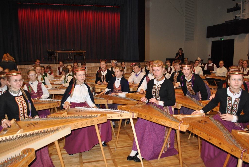 “Dedziet skalu, pūtiet guni, laidiet Dievu istabā...” — ar šo latviešu tautasdziesmu sākās festivāla “Gaismas ceļā” koncerts Aizkrauklē.  

Autors: Imants Kaziļuns