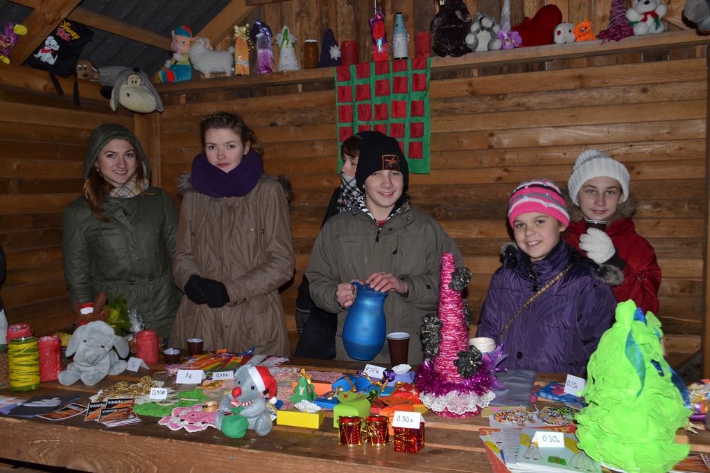 Nopelnītais nonāks labdarībai. Jaunjelgavas baptistu draudzes jaunieši tirdziņā pircējiem piedāvāja lielākoties pašu darinātos darbiņus.
Autors: Ginta Grincēviča
