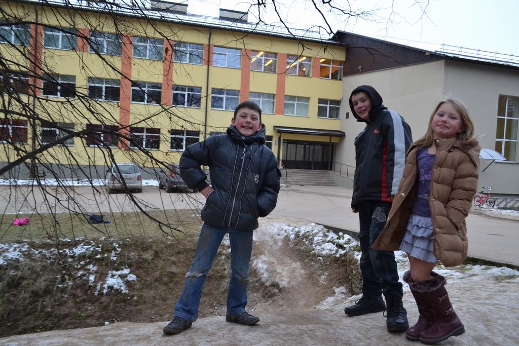 Priecājas par atjaunoto skolu. Gaišākā, siltākā skolā ikdienu pavada koknesieši 5.b klases skolēni Ričards Bīriņš (no kreisās), Raimonds Kuzivs un Estere Bīriņa no 2.a klases.
Autors: Imants Kaziļuns