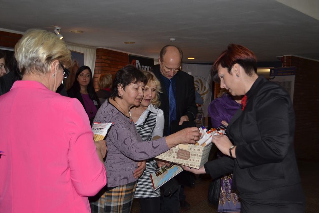 Iepazīst lietuviešu ražojumus. Aizkraukles novada uzņēmēji iepazīst Biržu maizes izstrādājumu uzņēmuma ražoto produkciju.