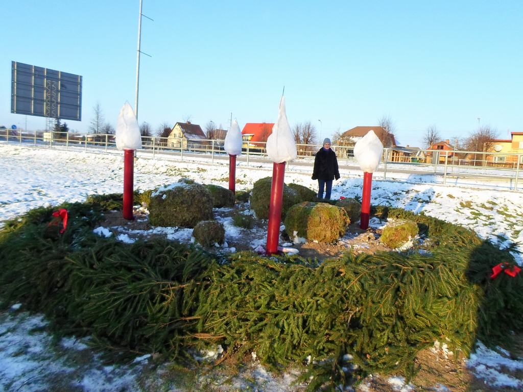 KOKNESĒ LIELĀKAIS. Līdz Latvijas lielākā adventes vainaga rekordam gan vēl pietrūkst. 	
Autors: Ināra Sudare