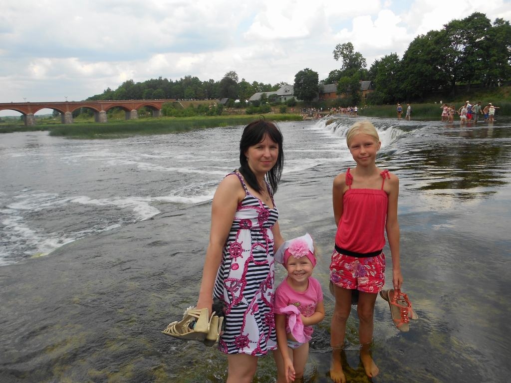 ATPŪTAS BRĪDĪ. Marina Robežniece kopā ar meitām Lāsmu Lauru un Aleksu šovasar ģimenes braucienā uz Kuldīgu.                                                                                                                       
Autors: no Marinas Robežnieces albuma 