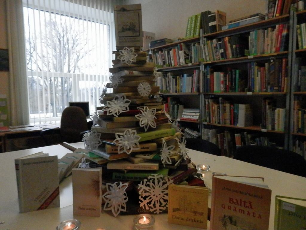 EGLĪTE NO GRĀMATĀM. Bibliotekāres Ritas Trukšas izveidotā oriģinālā eglīte aplūkojama skolas lasītavā. 
Autors: no Neretas Jāņa  Jaunsudrabiņa vidusskolas arhīva