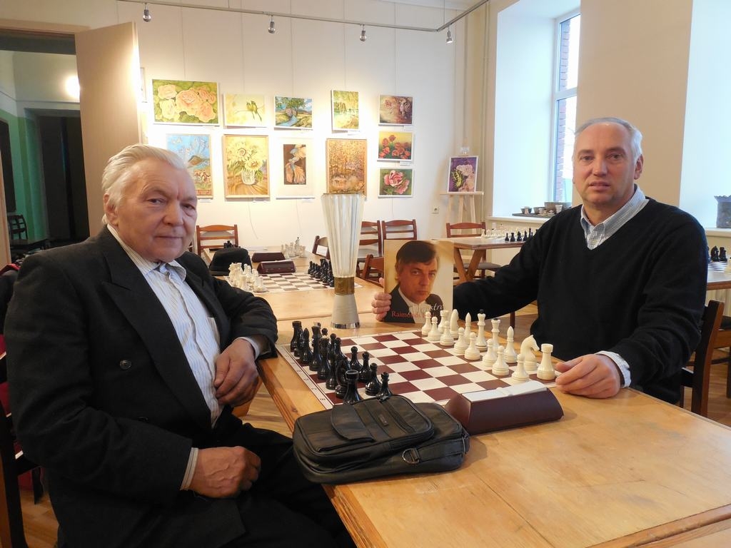 SPĒCĪGA TRADĪCIJA. Ceļojošais kauss ir Pļaviņu šaha turnīra simbols jau no 1970. gada. No kreisās — Ivars Smilga un Uldis Melderis. 
Autors: Sandra Pumpure