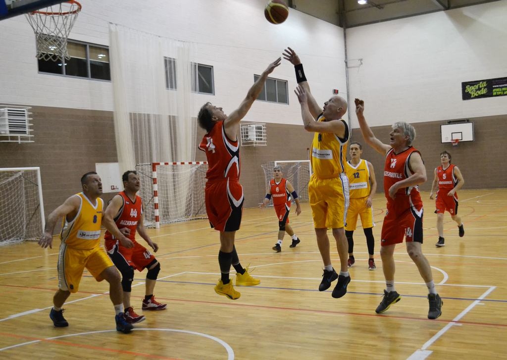 Cīnās līdz galam arī vājākā sastāvā. Aizkrauklieši aktīvi darbojās aizsardzībā un centās atvairīt pretinieku metienus.
Autors: Ginta Grincēviča