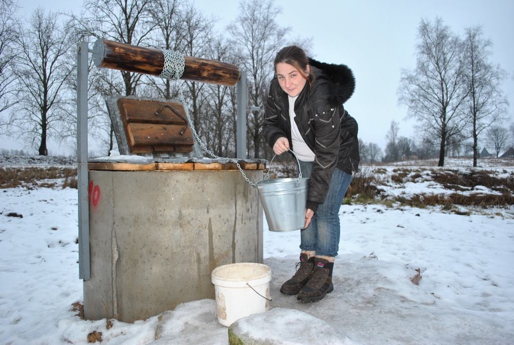 AKA PAGALMĀ. Alla Jefimova šajā ēkā dzīvo jau ilgus gadus, un tagad ceļš pēc ūdens viņai un kaimiņiem būs īsāks.       

Autors: Imants Kaziļuns