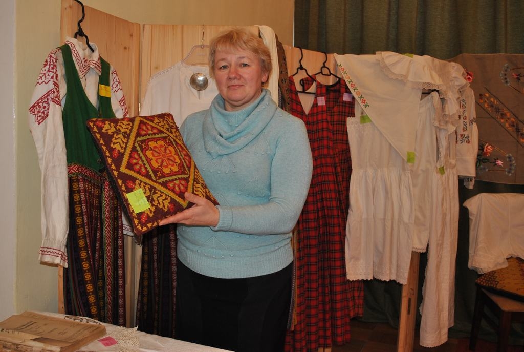 Lietas ar pievienoto vērtību. Astra Saveļjeva, biedrības “Ērberģietes” dalībniece, rāda čaklo un talantīgo mazzalviešu darinājumus. 

Autors: Līga Patmalniece