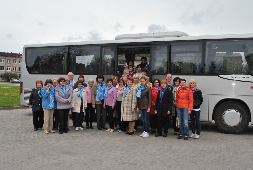 Aizkraukles reģiona skolotāji allaž aktīvi atbalsta  Latvijas Izglītības un zinātnes darbinieku arodbiedrības rīkotās aktivitātes. Foto redzami skolotāji pirms došanās uz piketu šī gada maijā. 
Autors: no 