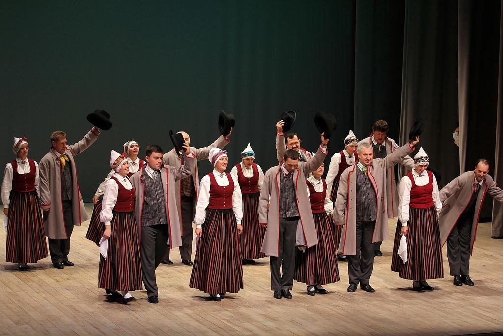 Savējie. “Sirsnīgi, draudzīgi — īsti savējie,” tā par pašas veidoto un vadīto deju kopu “Aizkrauklis” saka Inita Vilciņa.            
Autors: no “Aizkraukļa” arhīva