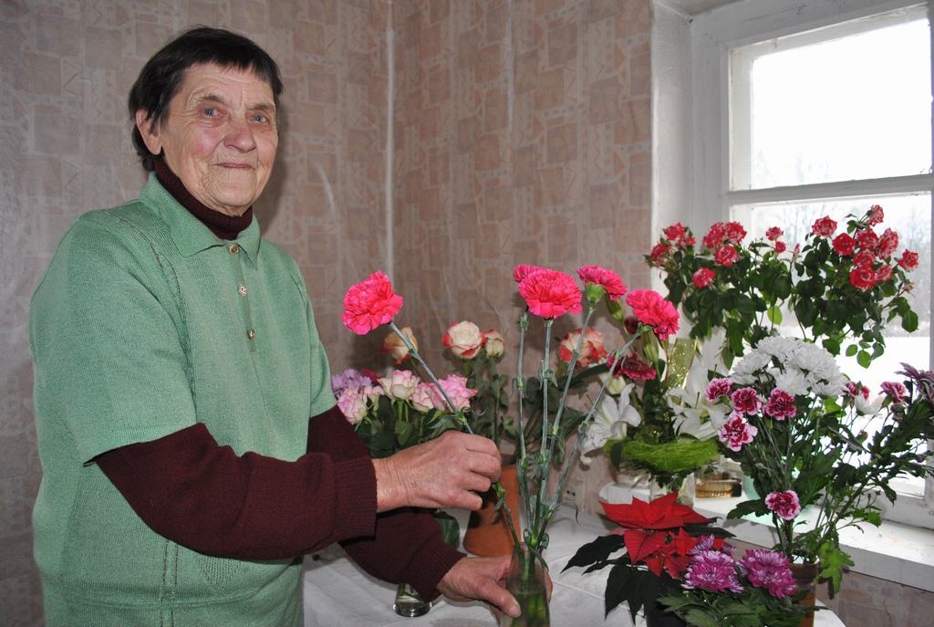 VISMĪĻĀKIE ZIEDI — NEĻĶES. Par to, ka Marijas kundze svētkos saņēmusi daudz laba vēlējumu, liecina pilnas vāzes ziedu, kas plaukst un smaržo goda istabā.                                                                          
Autors: Imants Kaziļuns 