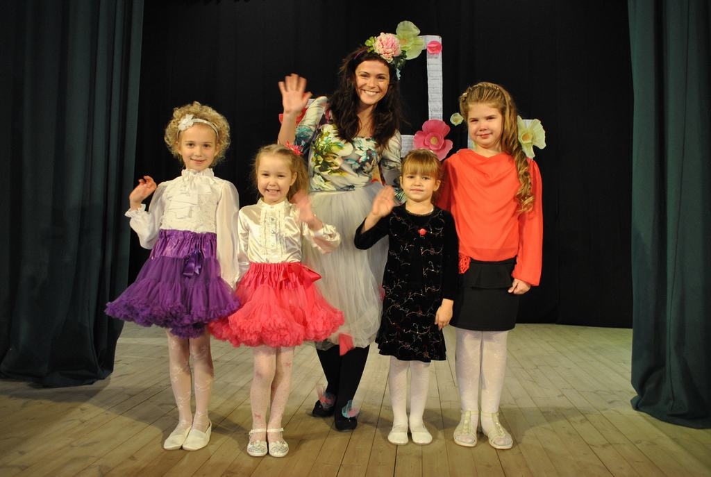 Košas, drošas un atraktīvas. Mazās koknesietes Kristija Rotkāja (no kreisās), Paula Vītoliņa, pasākuma vadītāja  Liene Dareiko-Sinkeviča, Arita Niedre un Renāte Skābarniece.