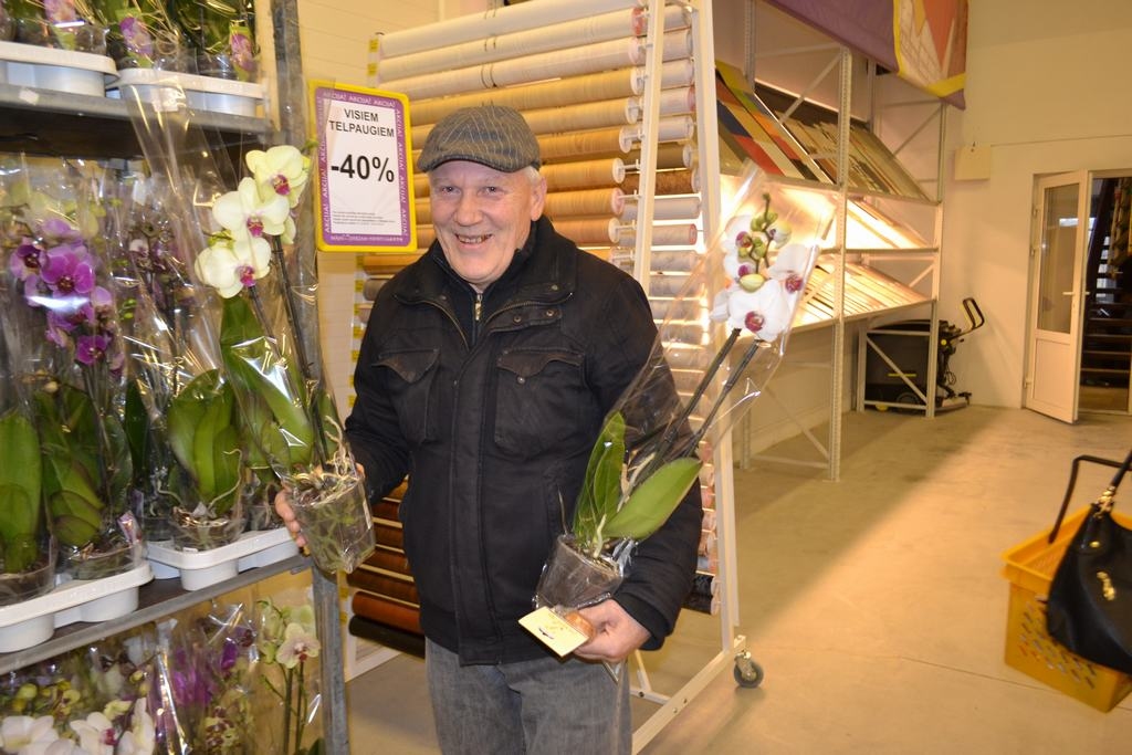 PUĶU PRIEKS. Veikala atvēršanas dienā daudzi izmantoja atlaides un mājup devās ar puķēm. 
Autors: Guna Mikasenoka