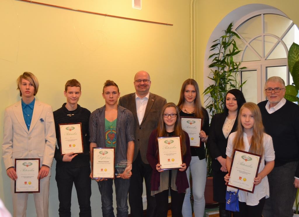 JAUNIE LITERĀTI. Mārtiņš Dubovskis (trešais no kreisās) konkursa apbalvošanas pasākumā ar Valkas mēru Ventu Armandu Kraukli (vidū) un dzejnieku Uldi Bērziņu (no labās).                 
Autors: no Mārtiņa Dubovska albuma