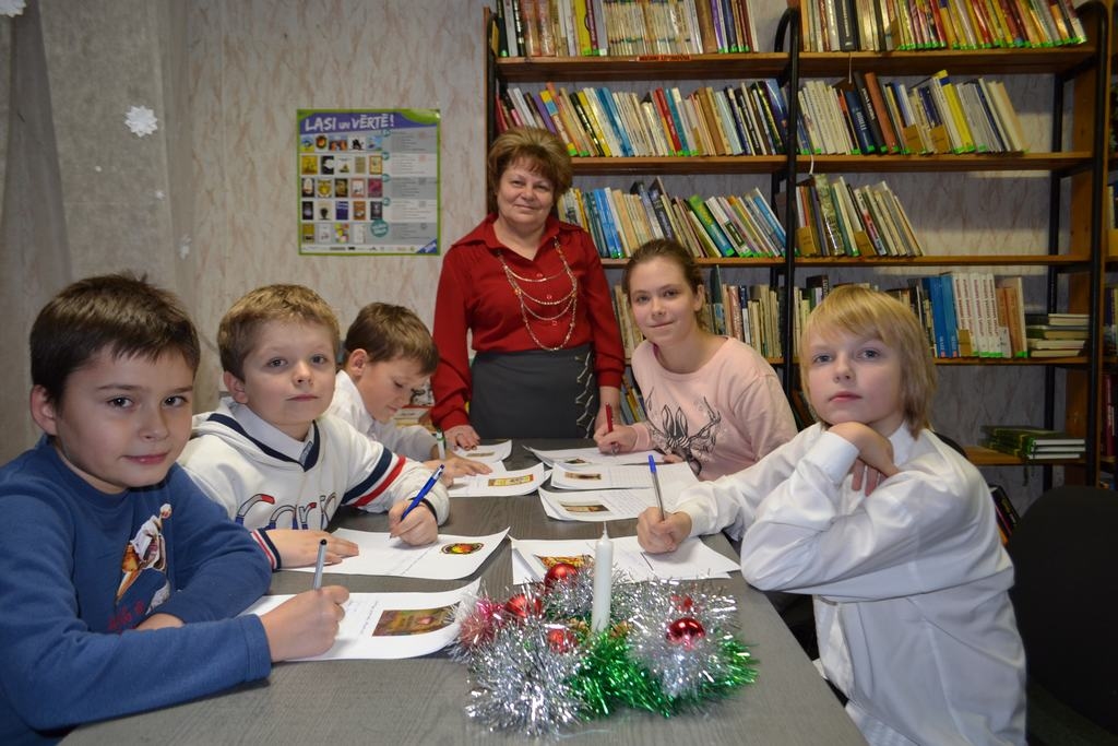 Novērtē izlasītās grāmatas. Jaunjelgavas bērnu bibliotēkas vadītāja Zinaīda Kokare ar mazajiem lasīšanas ekspertiem.                                                                                                                                                 
Autors: Imants Kaziļuns