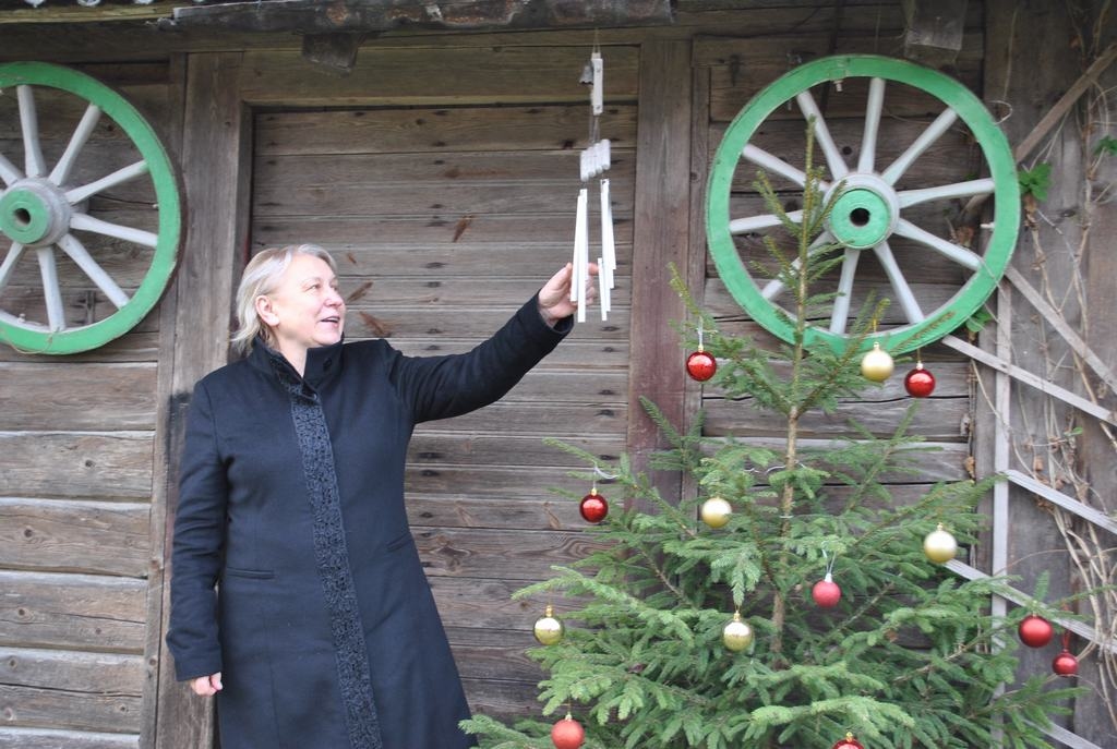 Vieniem svētkiem seko nākamie. Jaunjelgaviete Aija Cakule 60. dzimšanas dienu atzīmē Ziemassvētku noskaņās.
Autors: Ginta Grincēviča