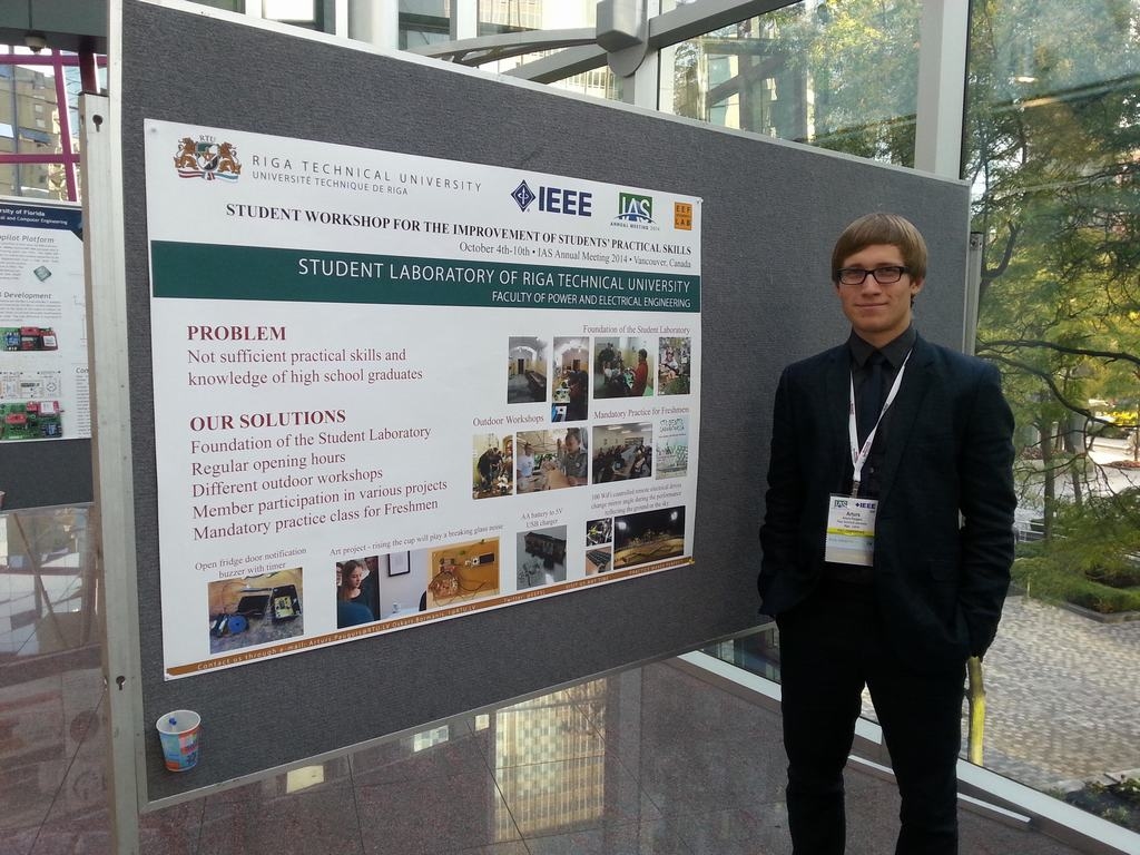 Konferencē Kanādā. Inženieris Artūrs Paugurs saka: “Nav labākas sajūtas pēc garas, nogurdinošas nedēļas atbraukt mājās, jaukā rudens vai pavasara dienā ieslēgt mūziku, paņemt skrituļdēli un, ieskrienoties pilnā ātrumā, jūtot vēju, izbaudīt mirkli.”                                                                                    
Autors: no Artūra Paugura albuma