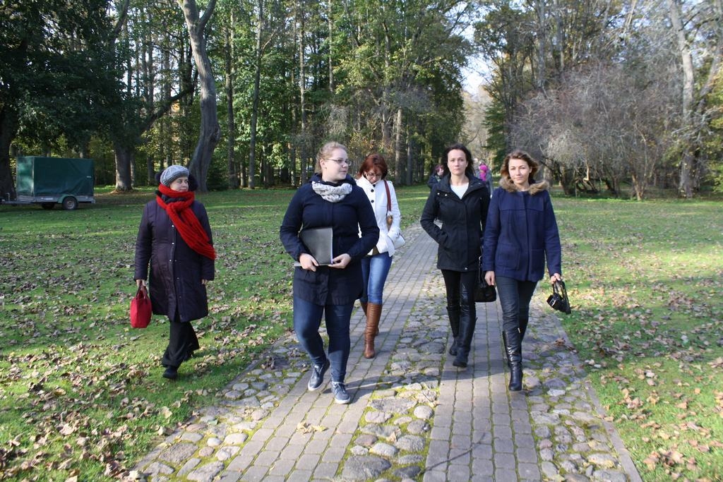 PĀRBAUDĪTS DZĪVĒ. Ilva Viļuma (otrā no kreisās) laikraksta “Staburags” kolektīvam izrādīja  Skrīveru dendroloģiskā parka takas un izstāstīja par augu daudzveidību.                                          
Autors: no “Staburaga” arhīva