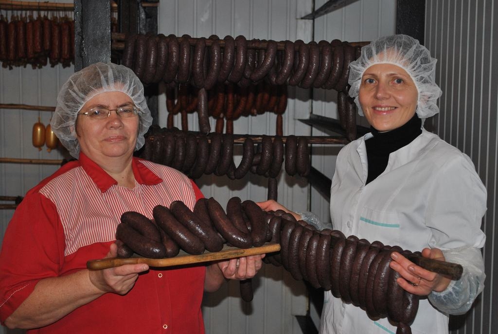 PĒC TRADICIONĀLĀM RECEPTĒM. Ražošanas meistare Sarmīte Stabulniece (no kreisās) un tehnoloģe Ilanta Šteinberga ar Koknesē ražoto produkciju.

Autors: Imants Kaziļuns 