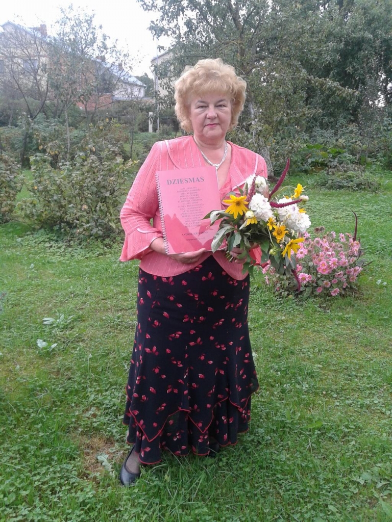 Adventes vainaga liesmas silda,
Pārdomu brīdī sirdi pilda.
Pagājis atkal viens gads.
Zirgs smaidot Kazu sveic un laimes vēl,
Un katram jautā: “Kāds biji pats?”

Autors: no Birutas Čūderes albuma