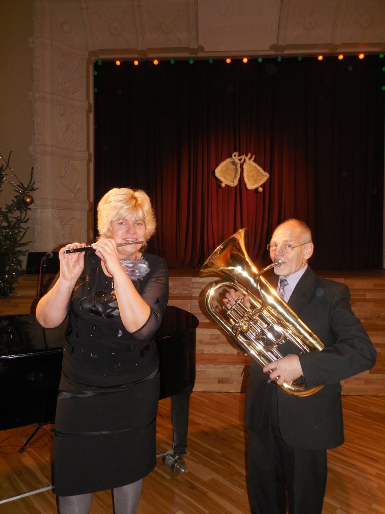 SKAISTS SKANĒJUMS. Pikolo flautu un eifoniju koncertā spēlēja mūzikas skolas skolotāji Aiva Siliņa un Kārlis Strazdiņš. 