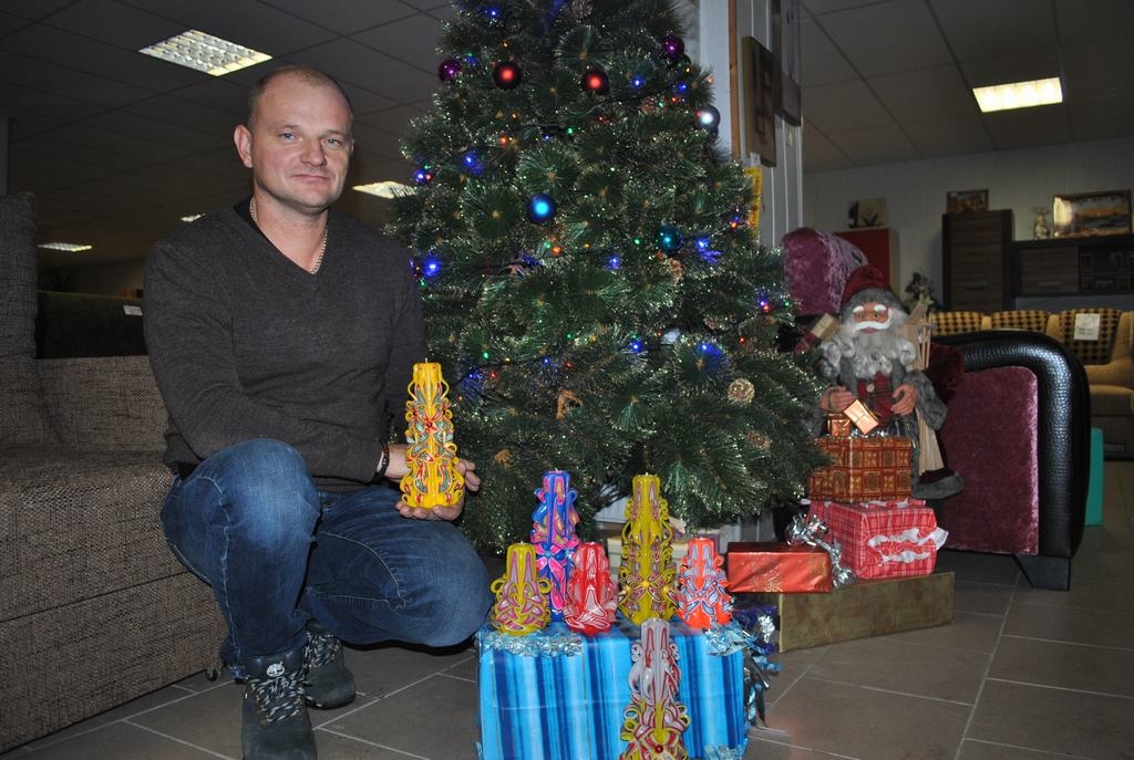 SVĒTKU PRIEKAM. Katra Oļega Butina gatavotā svece ir atšķirīga.

Autors: Līga Patmalniece