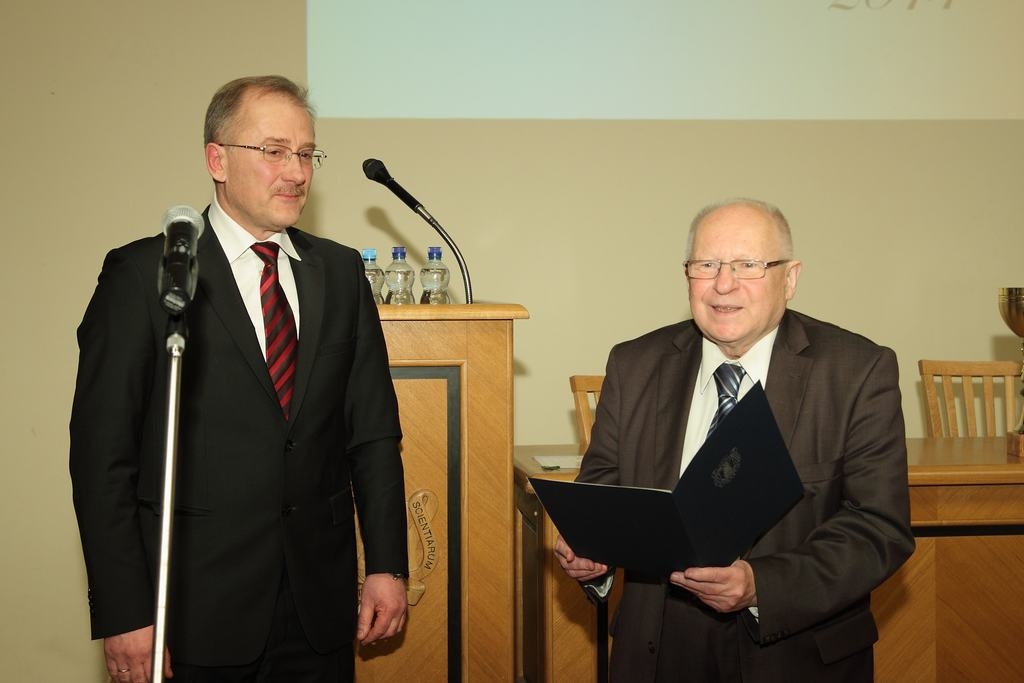 Cicerona goda nosaukumu Guntim Libekam (no kreisās) pasniedz akadēmiķis un balvas žūrijas priekšsēdētājs Jānis Stradiņš.                                                                                 
Autors:  Toms Grīnbergs 
