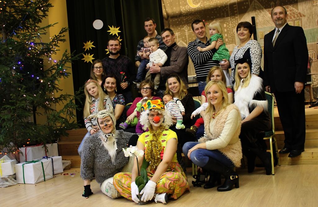 PRIEKS PAR KATRU. Daudzeses pagasta ģimenes ar 2014. gadā dzimušajiem bērniņiem svinīgajā sarīkojumā kopā ar pagasta pārvaldes vadītāju Gunti Ozoliņu.                                                     
Autors: Vineta Cimdiņa