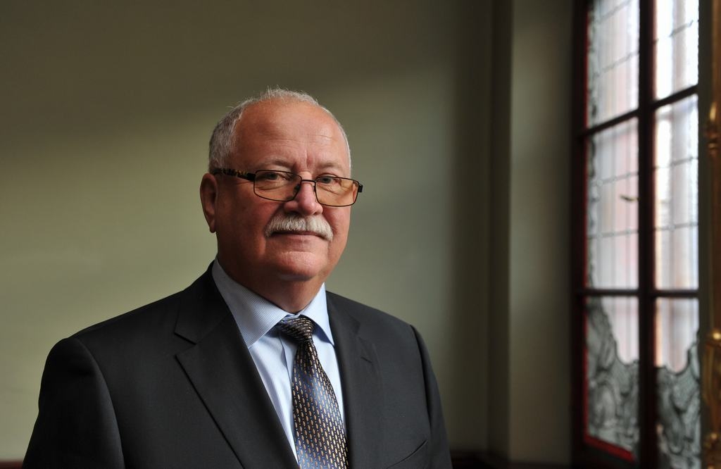 mecenāts. Skolas un klasesbiedri, lūgti raksturot Aivaru Milleru, atceras viņu kā brīnišķīgu jaunu puisi, muzikālu un lielu izcilnieku skolā.      

Autors: Aivars Liepiņš (“Diena”)